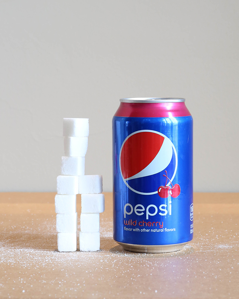 В банке колы сахара. Количество сахара в пепси. Количество сахара в Коле и пепси. Сахар в пепси и Коле. Маленькие баночки пепси.